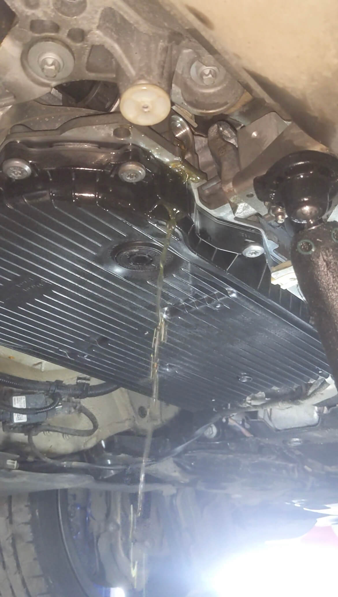 Корректировка уровня масла на запущенном двигателе