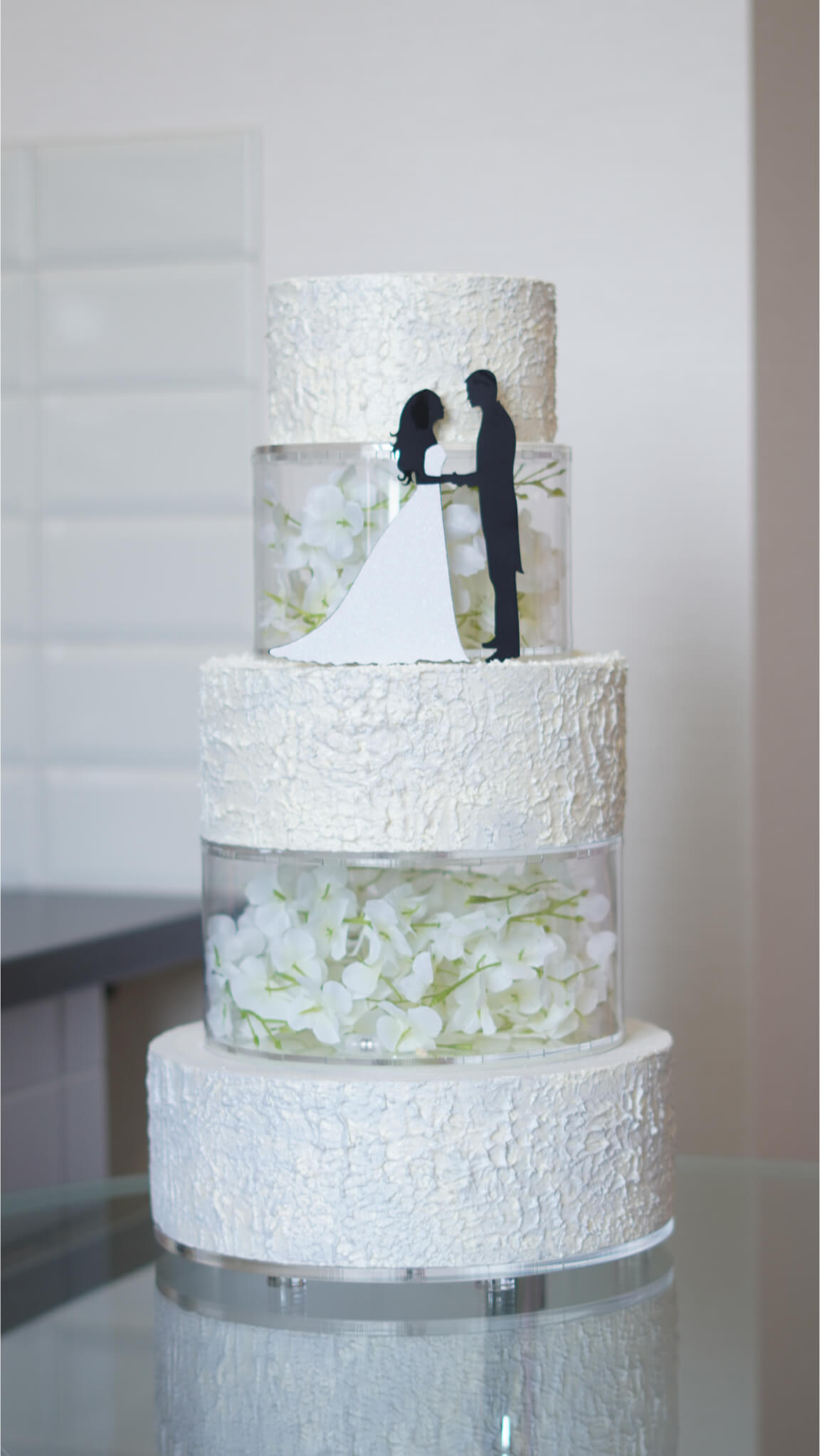 Белый свадебный торт с фигуркой жениха и невесты