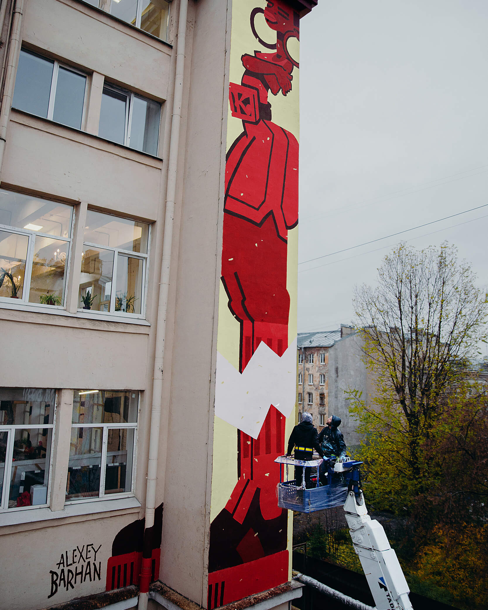 Роспись в лофт-проекте Этаже в Санкт-Петербурге. Мурал авторства Алексея Бархана.