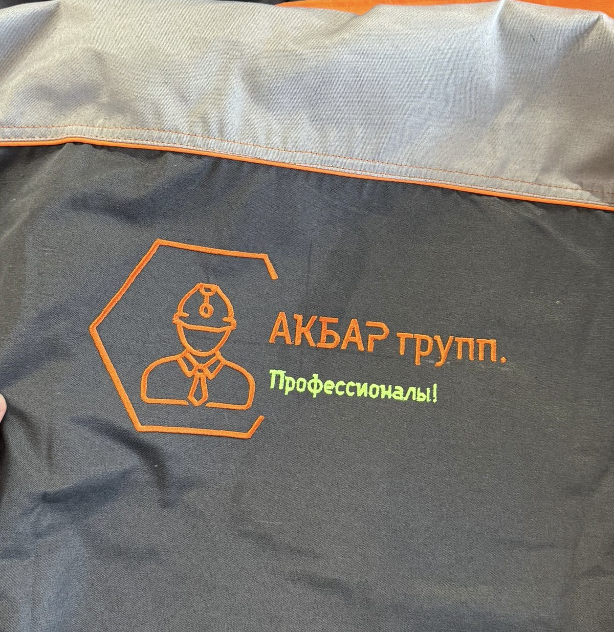 Деталь униформы с вышивкой
