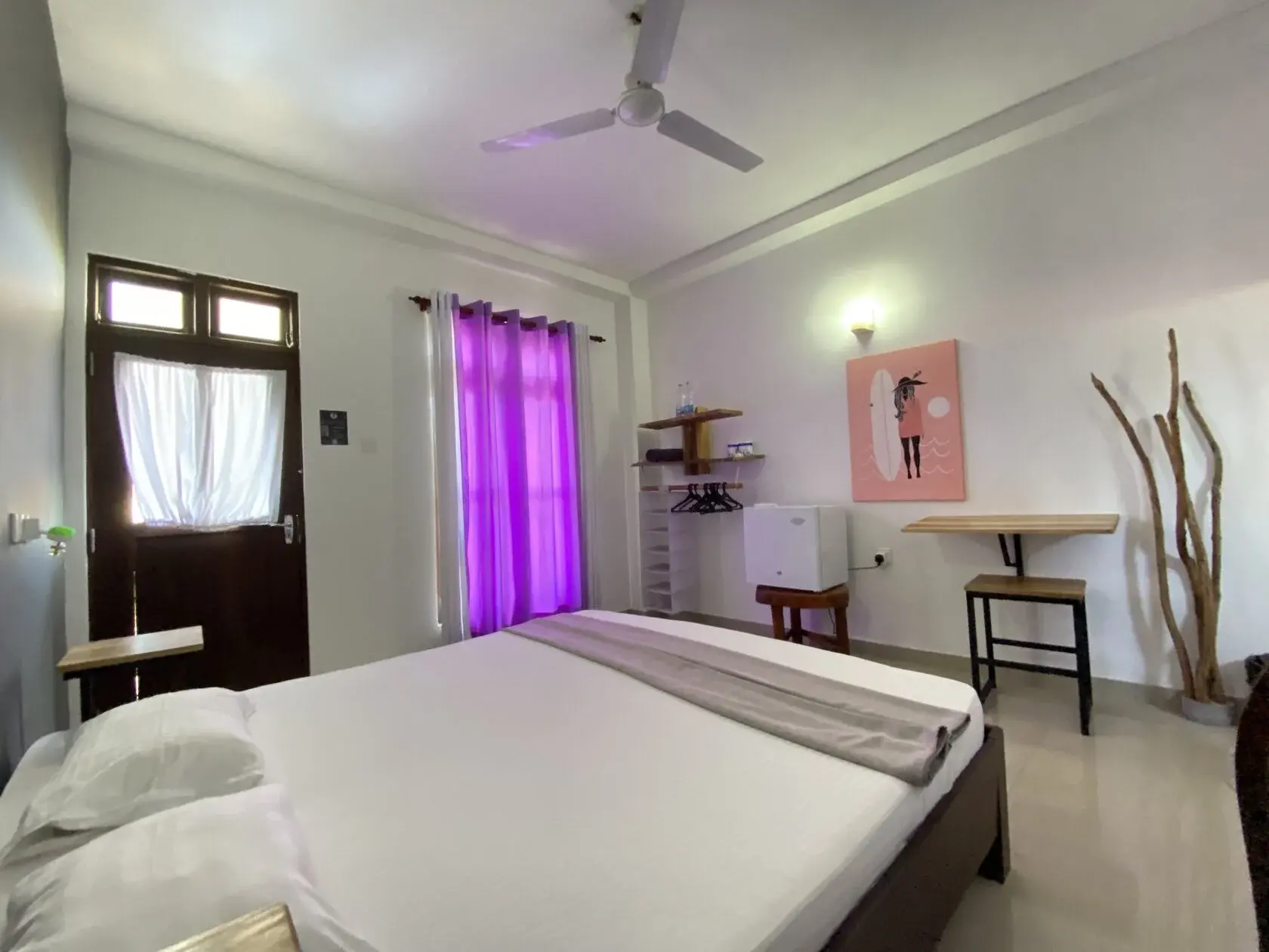 серф номер с большой кроватью