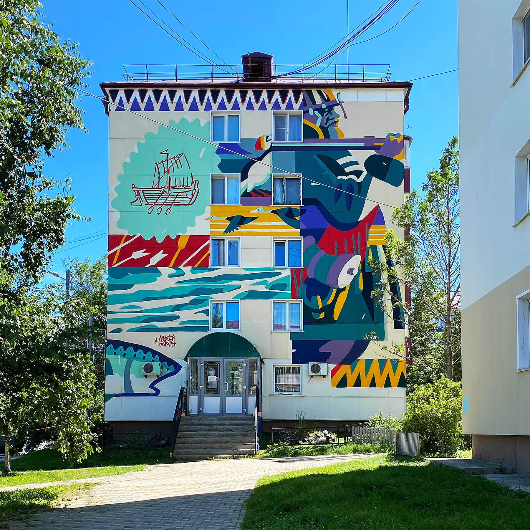 Роспись на Сахалине площадью 152 м². Мурал авторства Алексея Бархана.