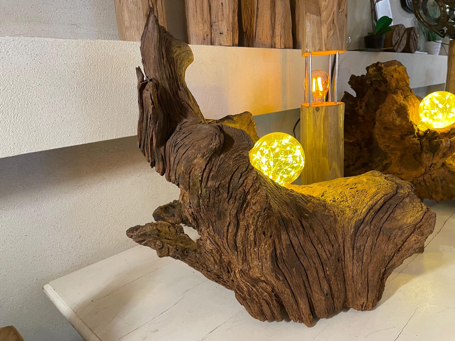 авторский светильник ручной работы немецкого мастера из корня дуба.