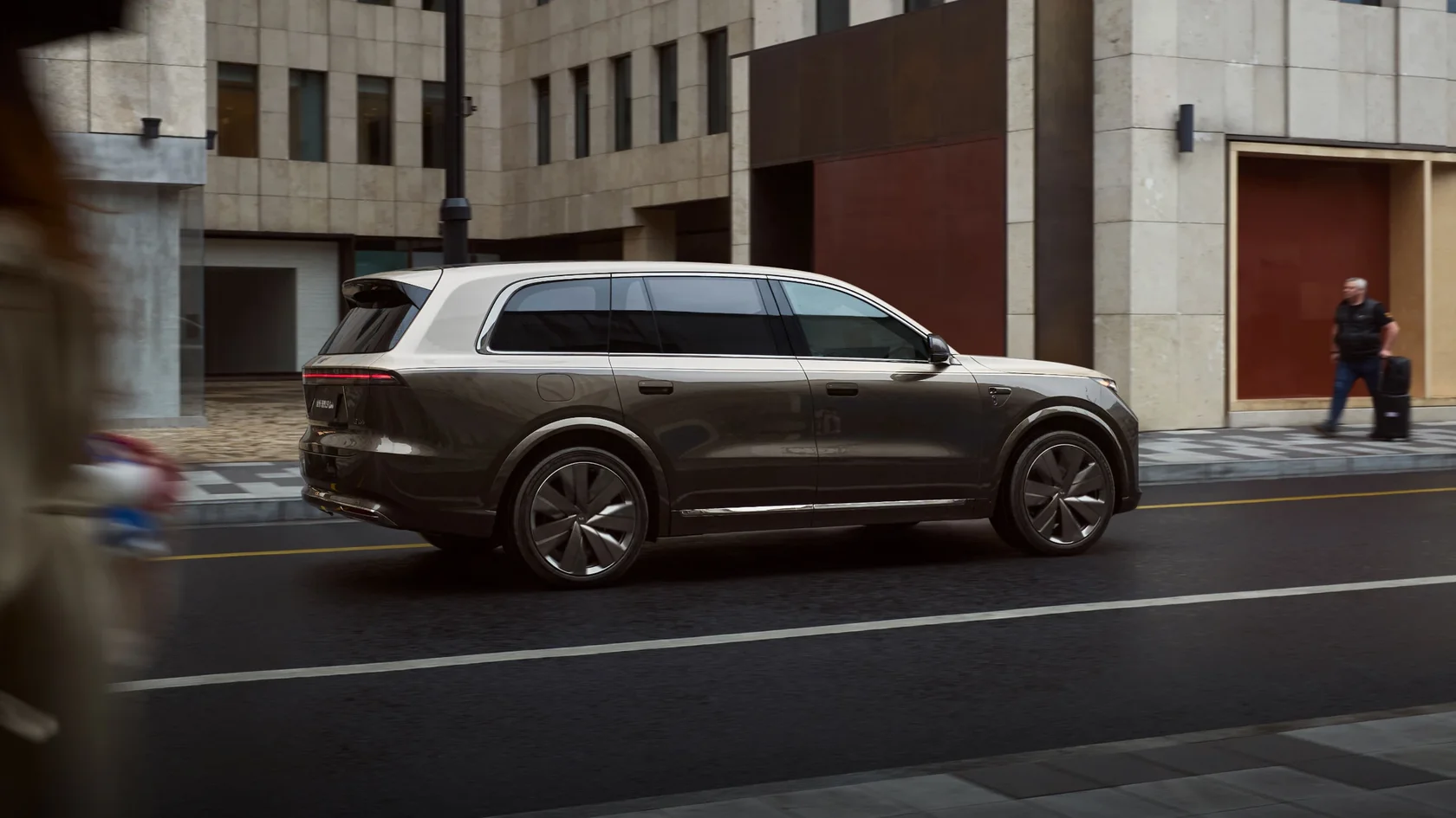 Li Auto L9 на городской улице