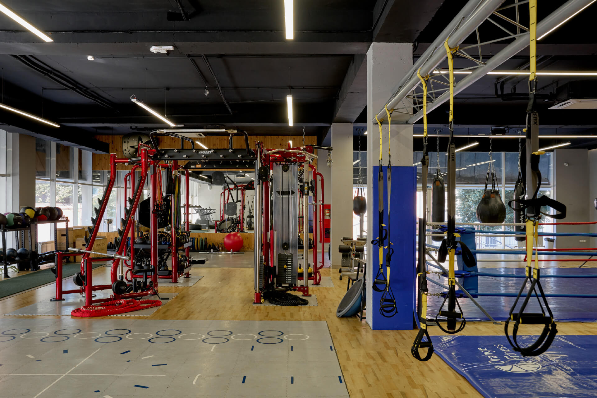 Зал для групповых занятий в клубе Orange Fitness на Кубанской набережной