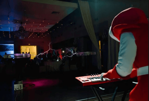 Тесла Шоу тесломэн играет на синтезаторе и генерирует молнии музыкой