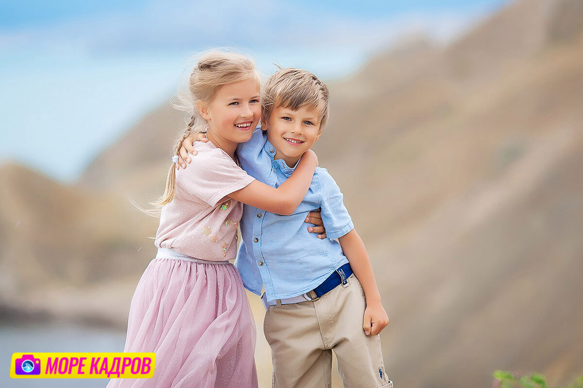 профессиональное фото детей на природе, семейная фотосессия с видом на горы, Судак