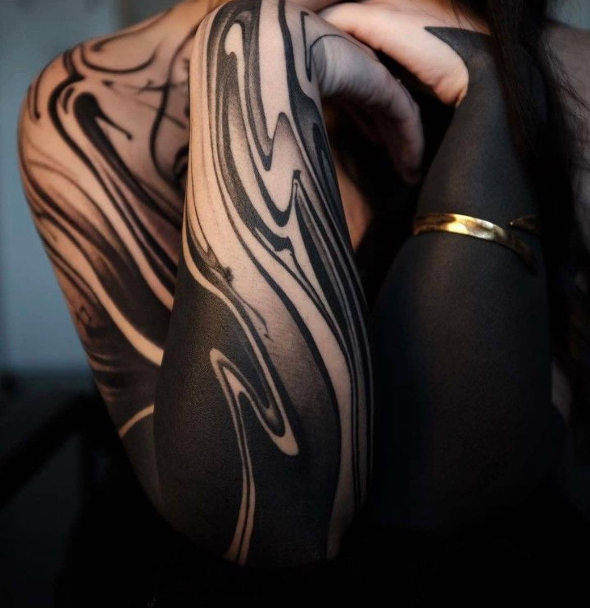 Пример графичной татуировки в стиле блэкворк