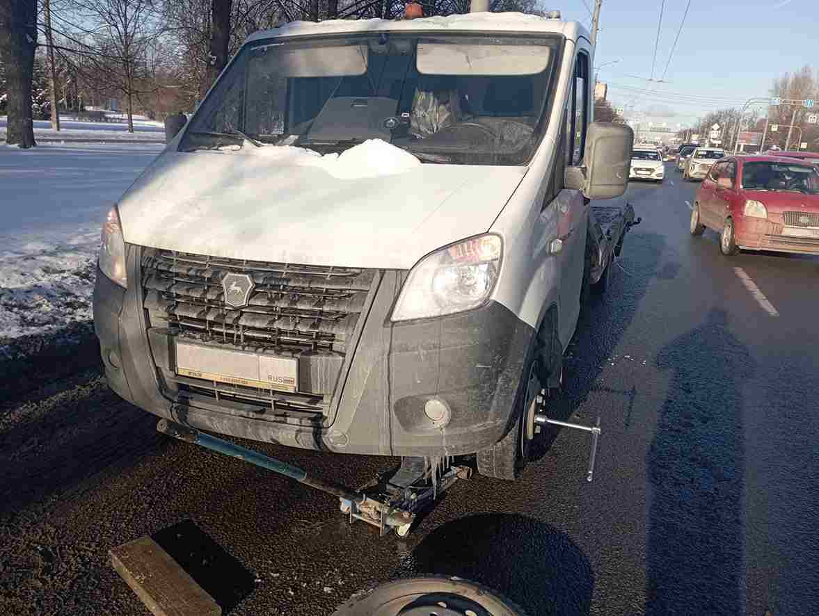 Установили запаску на автомобиле ГАЗель Next на Пискаревском проспекте в Калининском районе Санкт-Петербурга