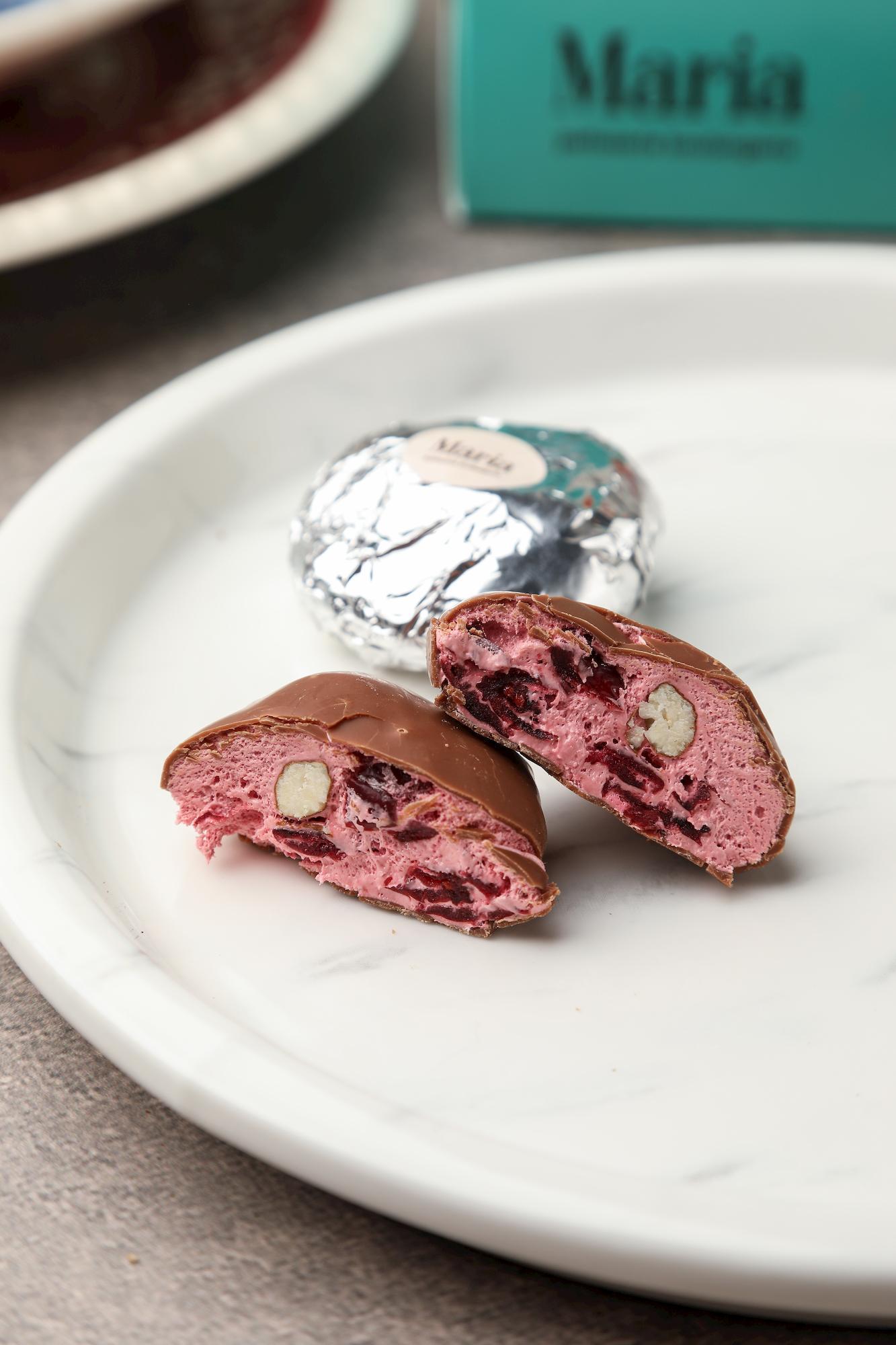 Конфета из нуги с клюквой в молочном шоколаде