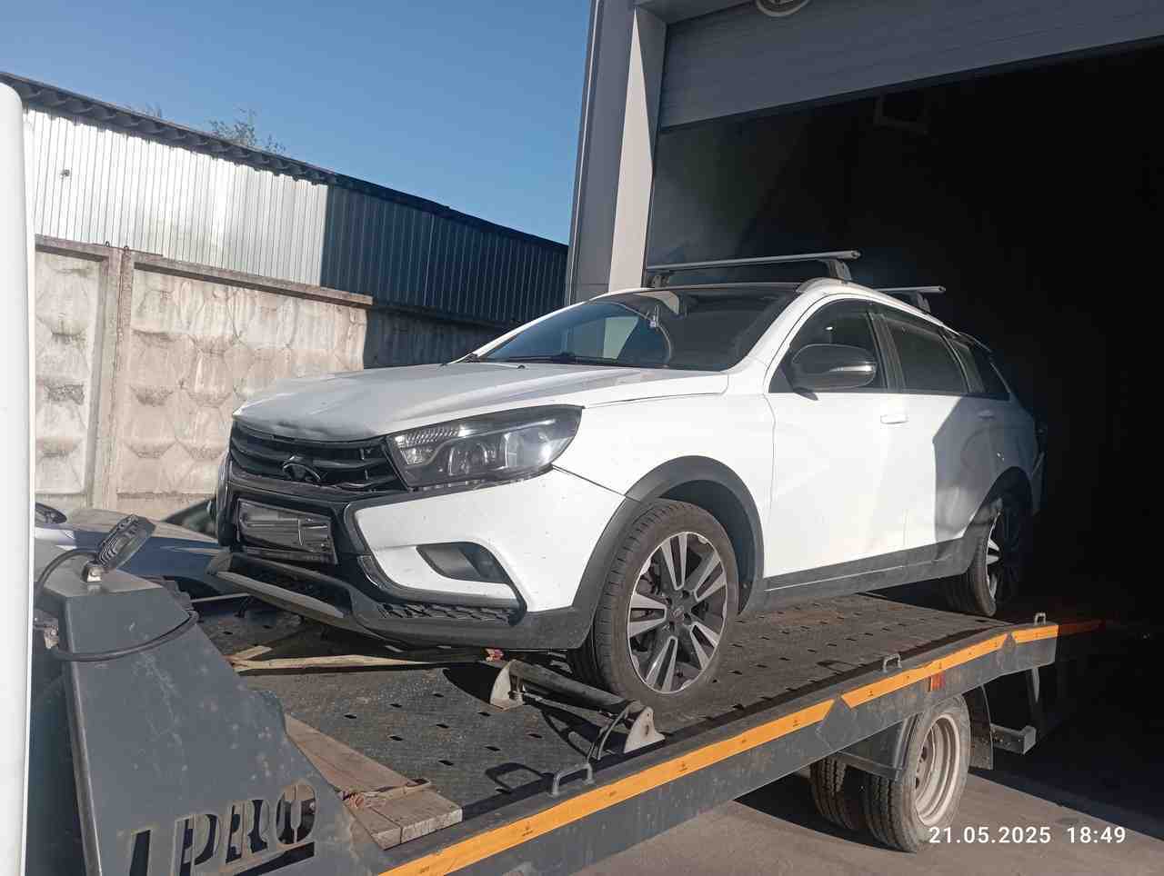 Эвакуация LADA Vesta с Меншиковского проспекта в Калининском районе Санкт-Петербурга