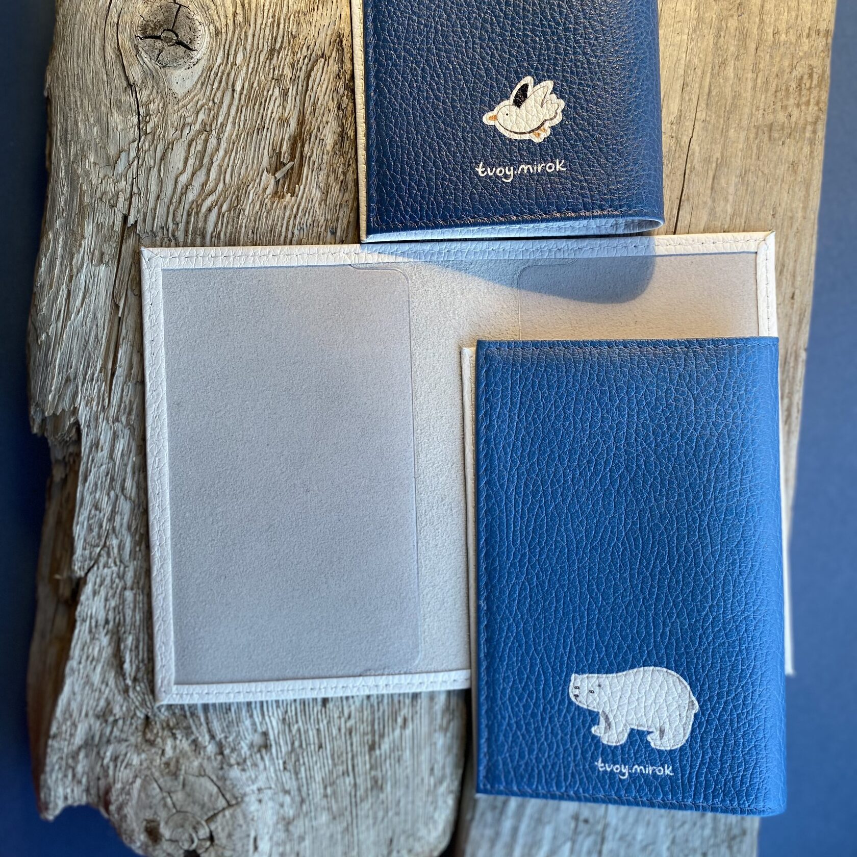 кожаная обложка для паспорта с изображением белого медведя 