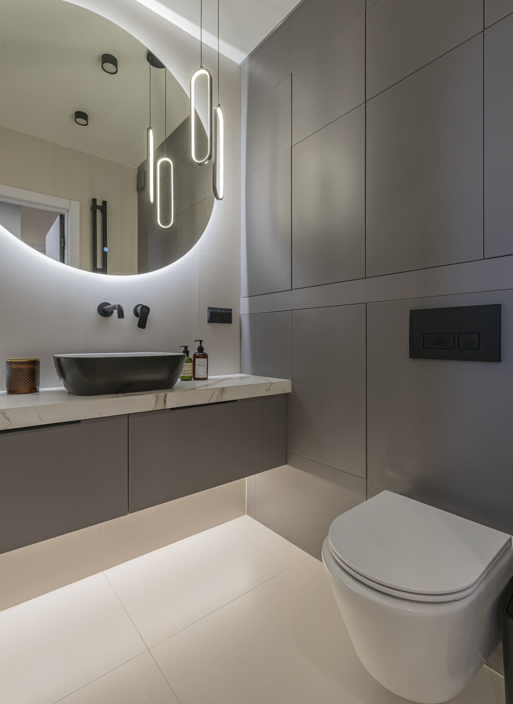 Ремонт длинного коридора — зонирование, точечное освещение, практичные покрытия