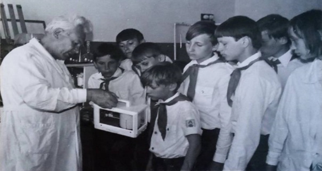 В лаборатории защиты растений ВНИИАЛМИ, 1979 г.