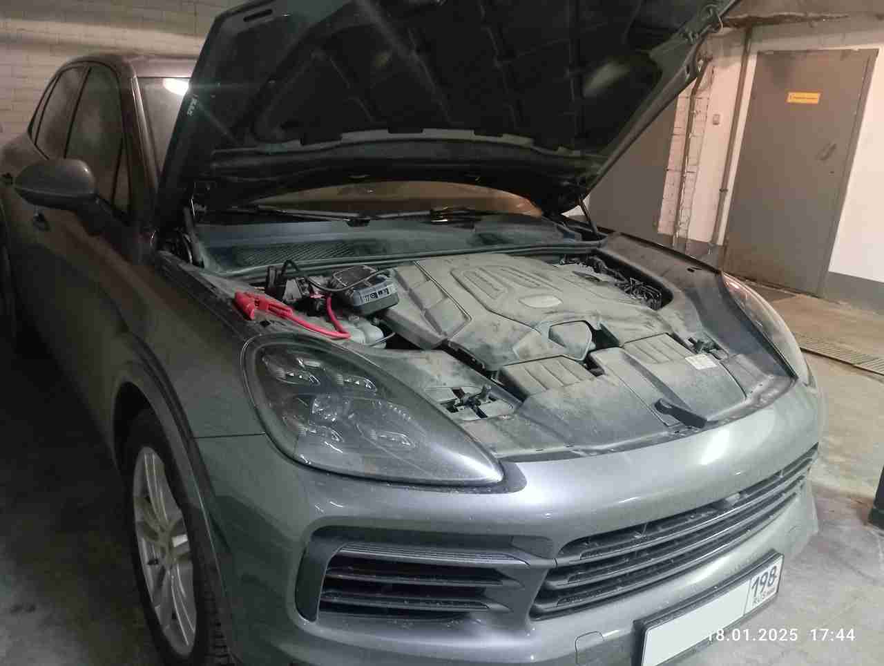 Запустили двигатель, прикурили аккумулятор на Porsche Cayenne на проспекте Кораблестроителей в Василеостровском районе Санкт-Петербурга