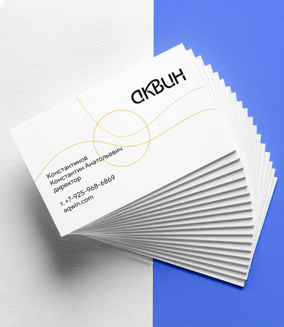 Разложенная веером стопка именных визиток с логотипом бассейна Аквин, лежит бело-синем фоне