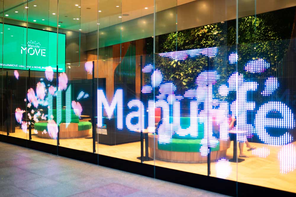 гибкая светодиодная панель на витрине бизнес-центра