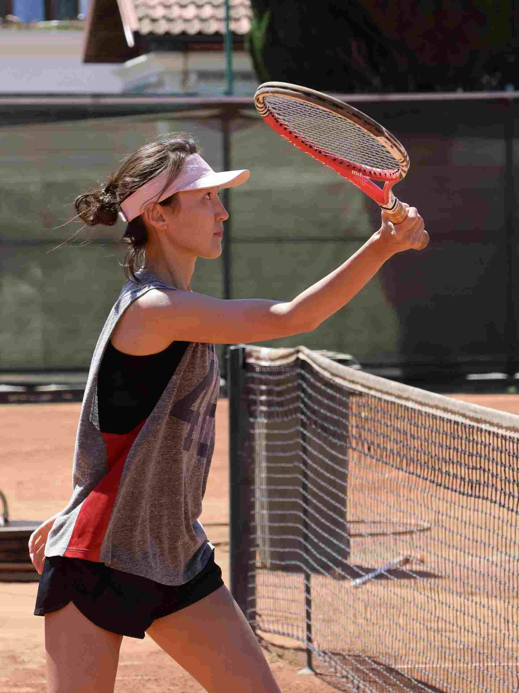 Теннисистка во время игры