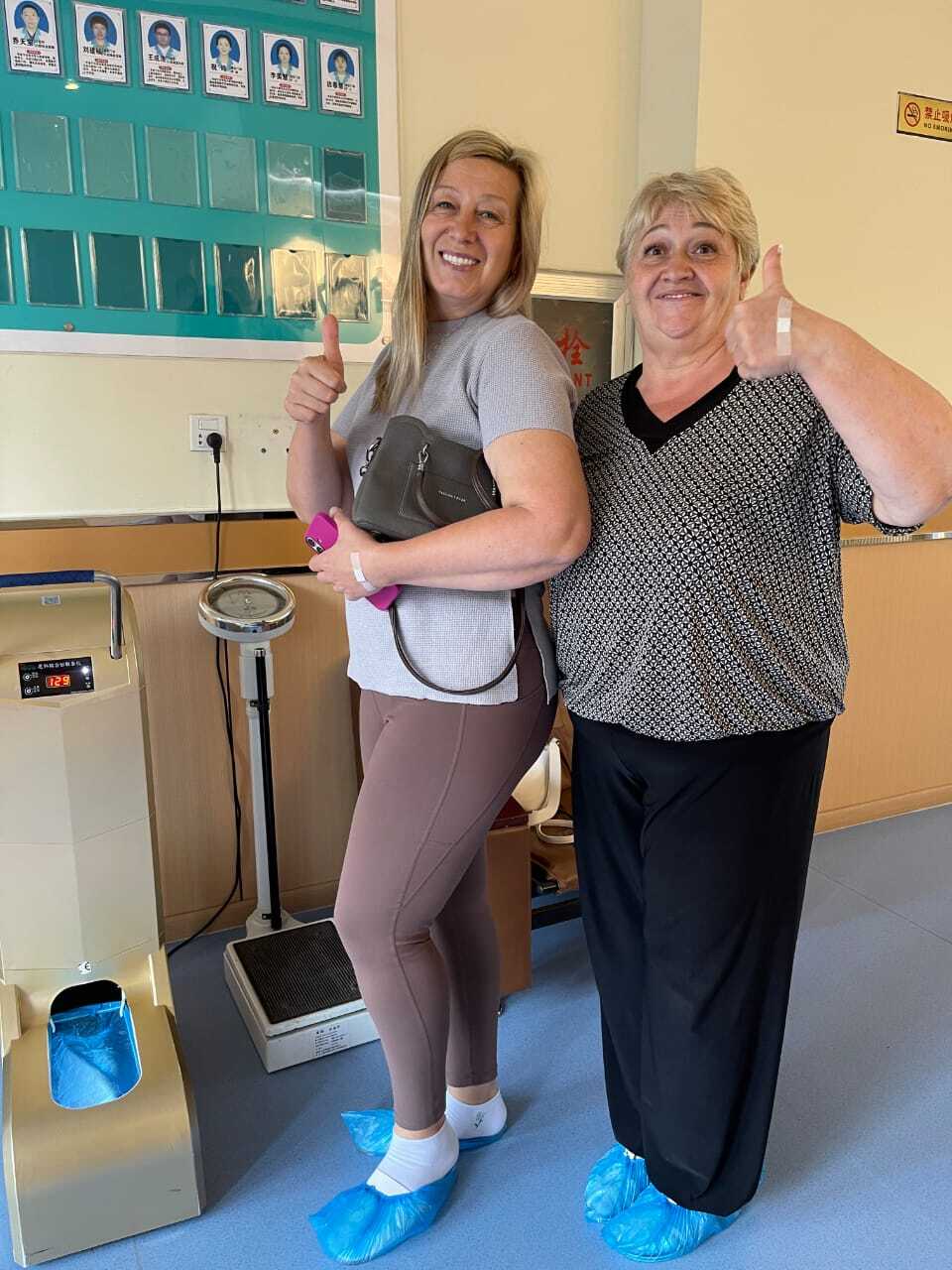 довольные женщины после лечения зубов в Китае