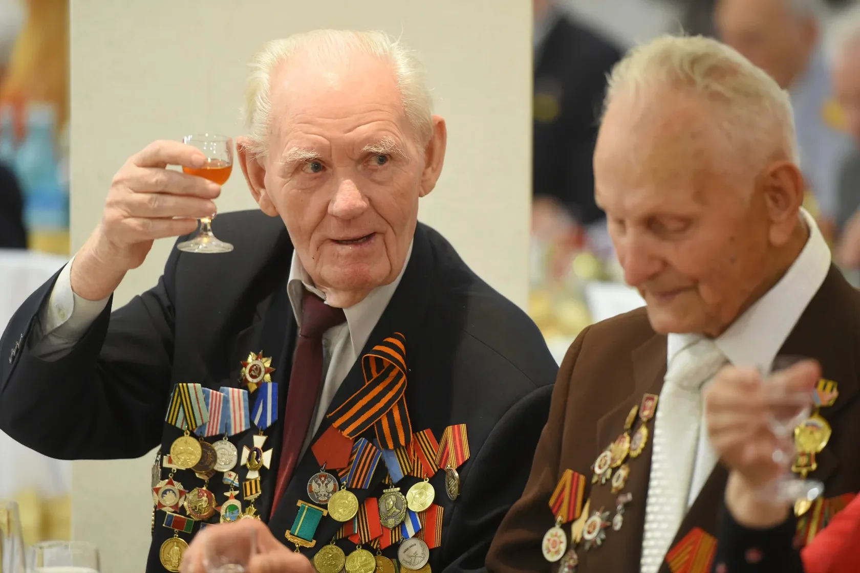 Встреча однополчан, ветераны поднимают тост, День военного пенсионера, ноябрь.