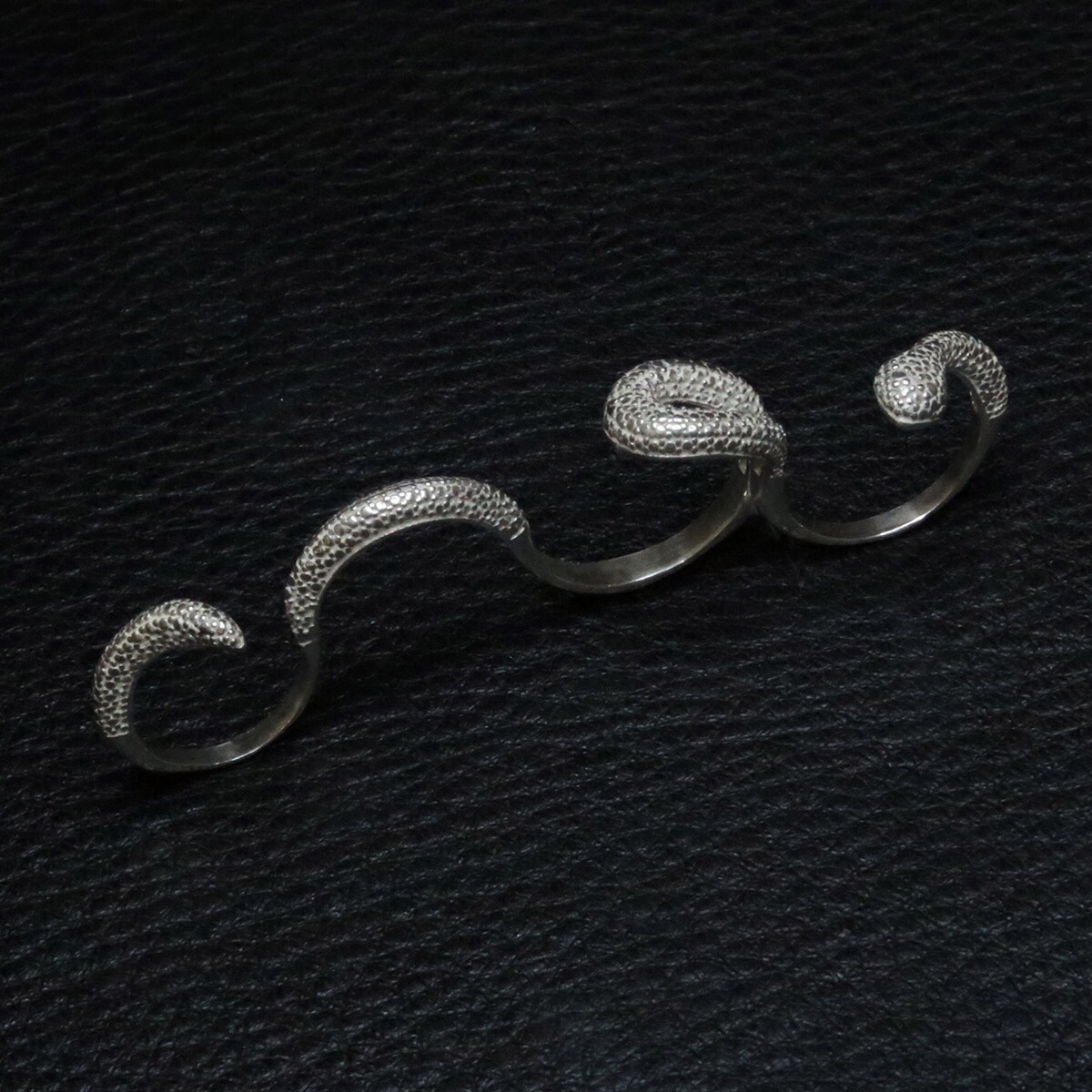 Кольцо-кастет змейка