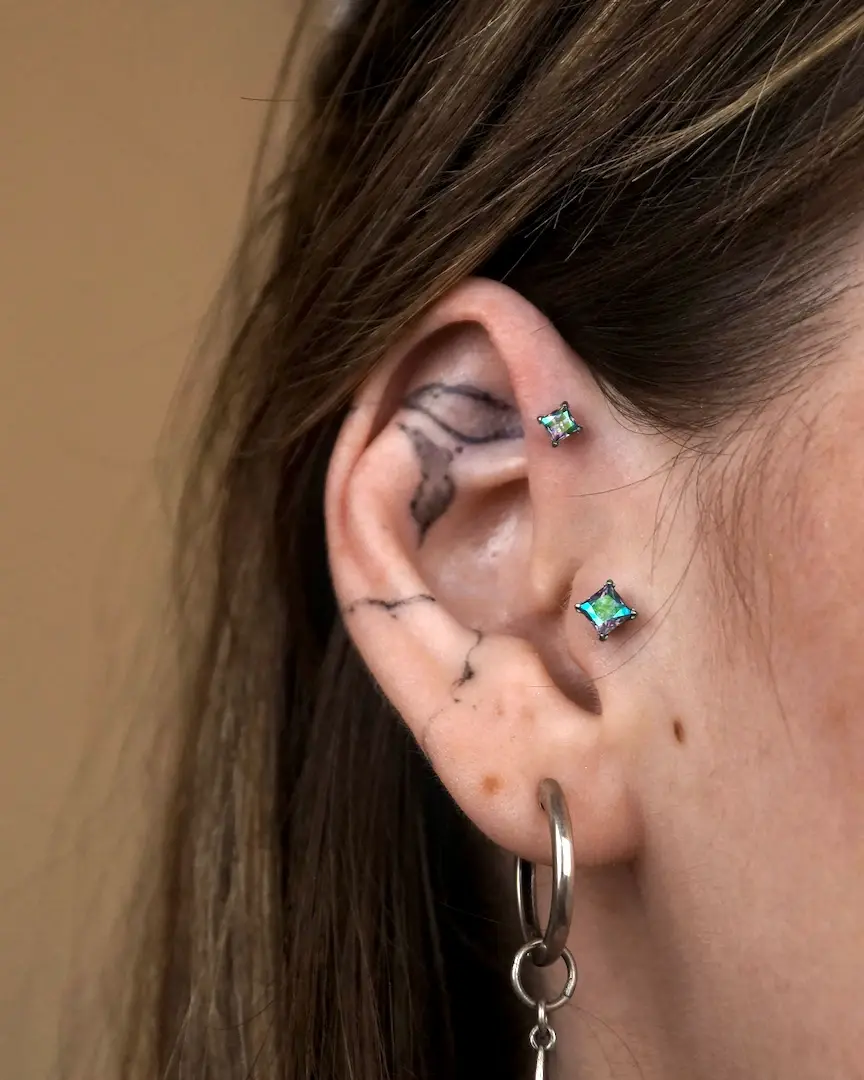 Форвард Хеликс с украшением на переднем хряще уха