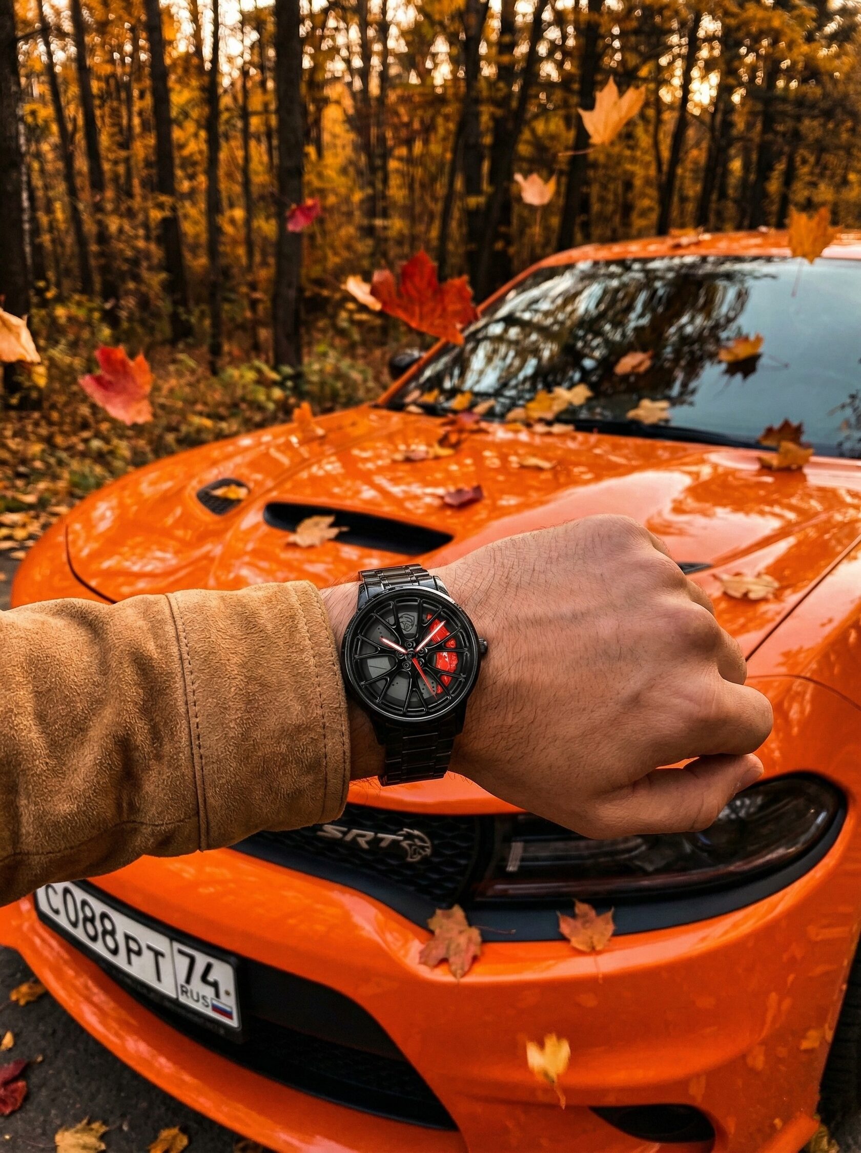 Фотосессия наручных часов jeTime на руке, премиальный стиль, автомобильная эстетика