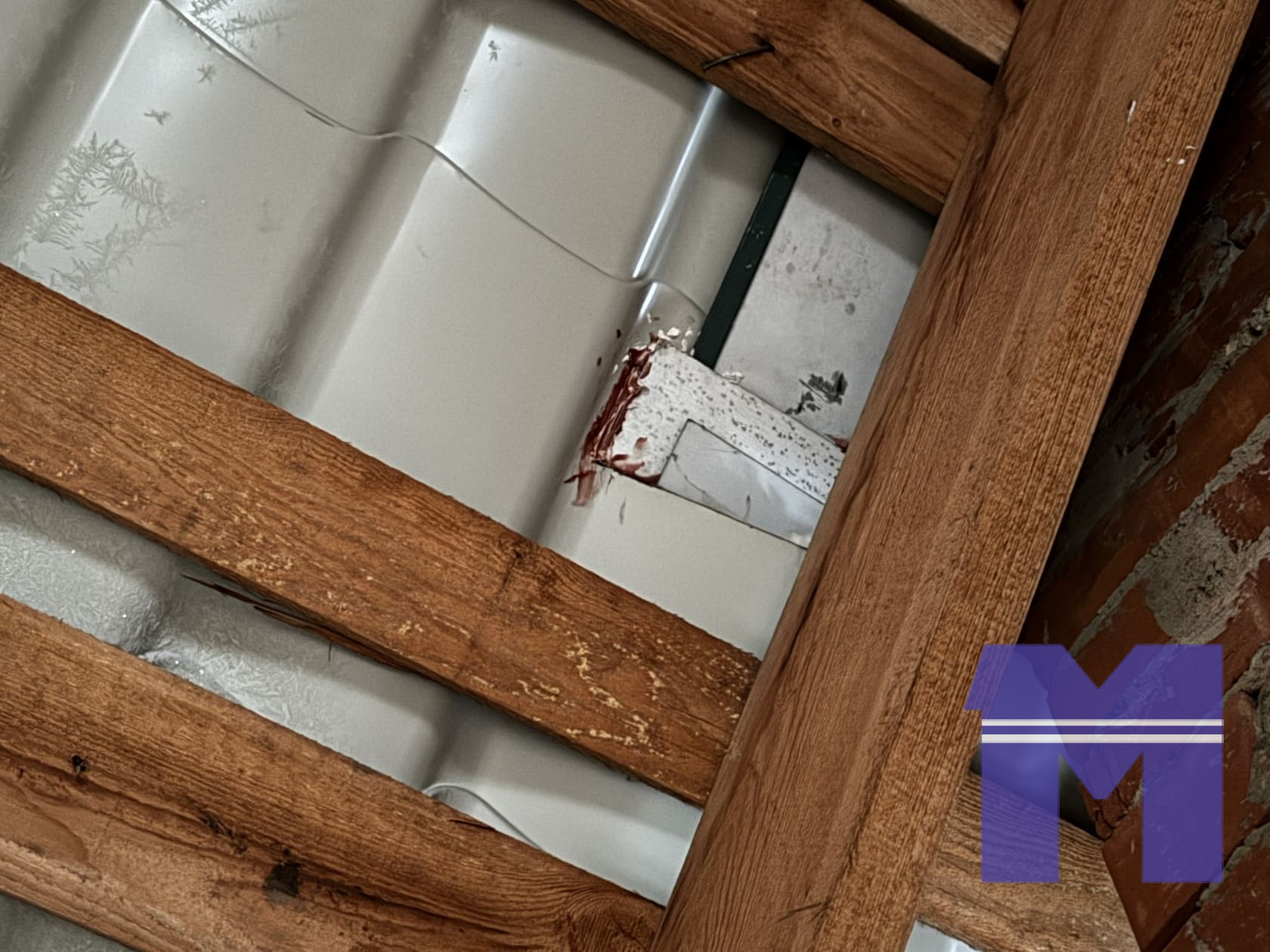 Неправильное примыкание металлочерепицы к дымовой трубе