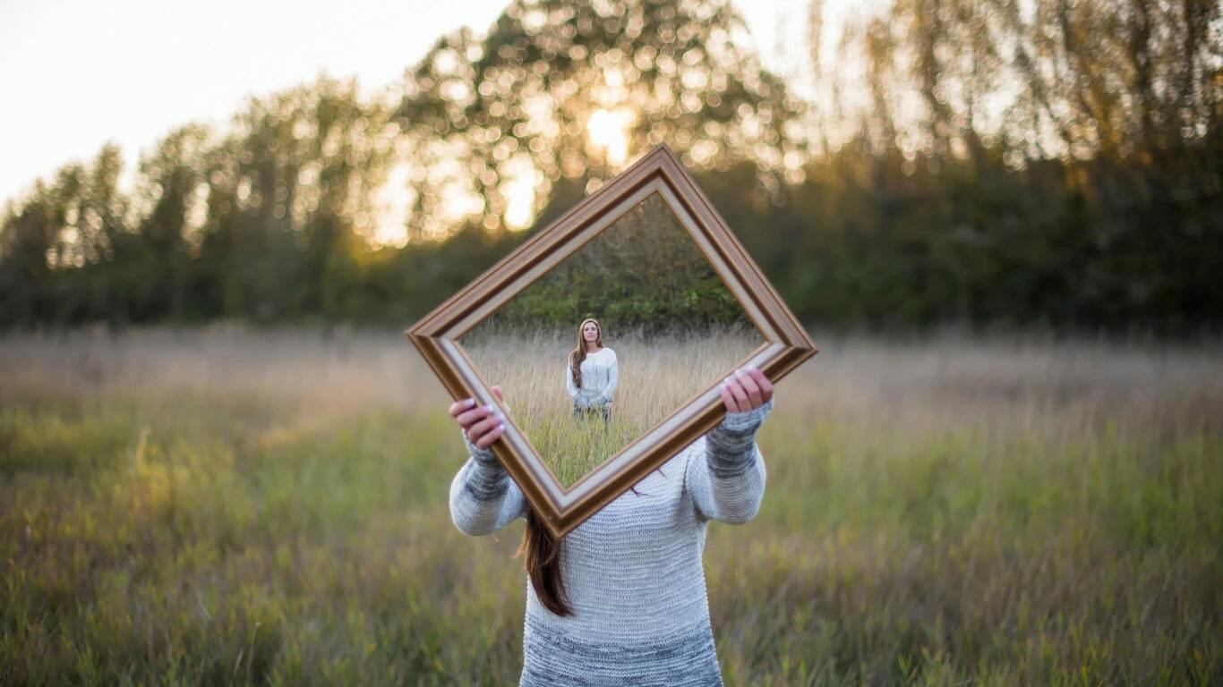 Two mirrors. Отражение в зеркале. Зеркальное отражение. Иллюзия с зеркалом. Фотосессия с отражением на природе.