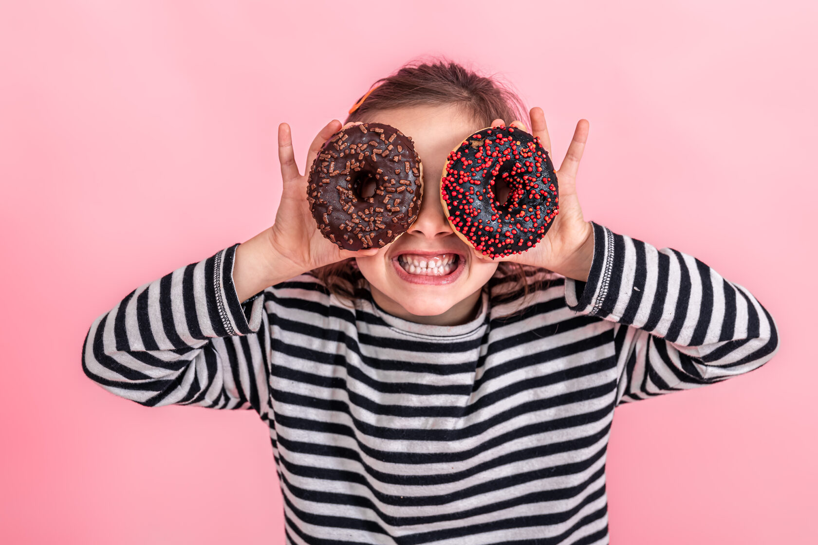 Cookie girl. Фотосессий ребёнок с пончиками портреты. Девочка с пончиком на глазу. Покажи фото сахарной головы.