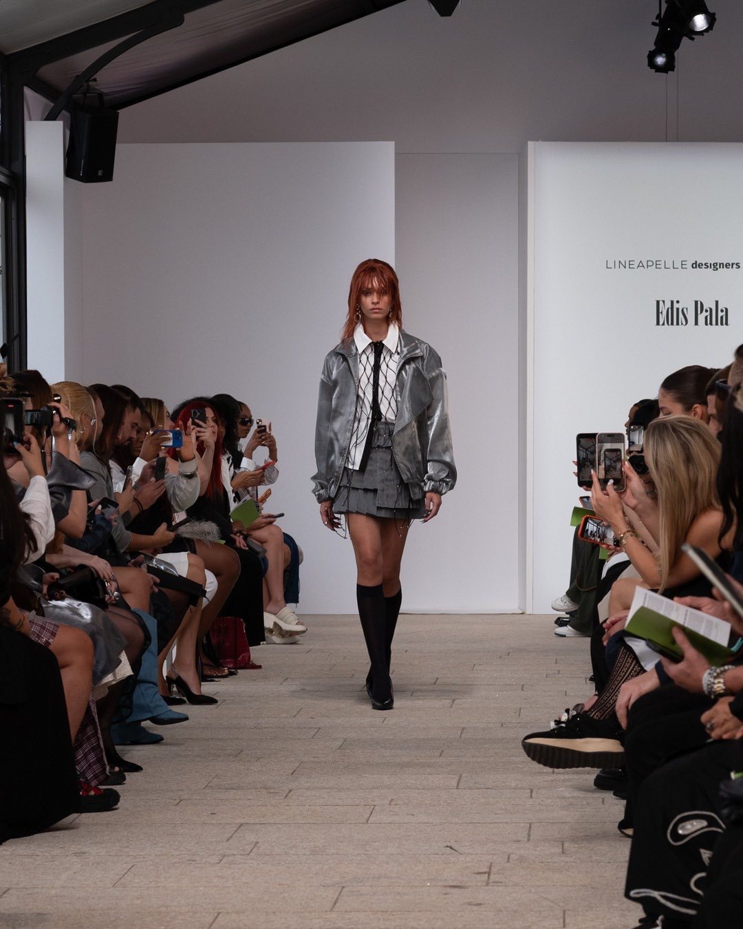 Модел дефилира на ревюто на Едис Пала на Milano Fashion Week