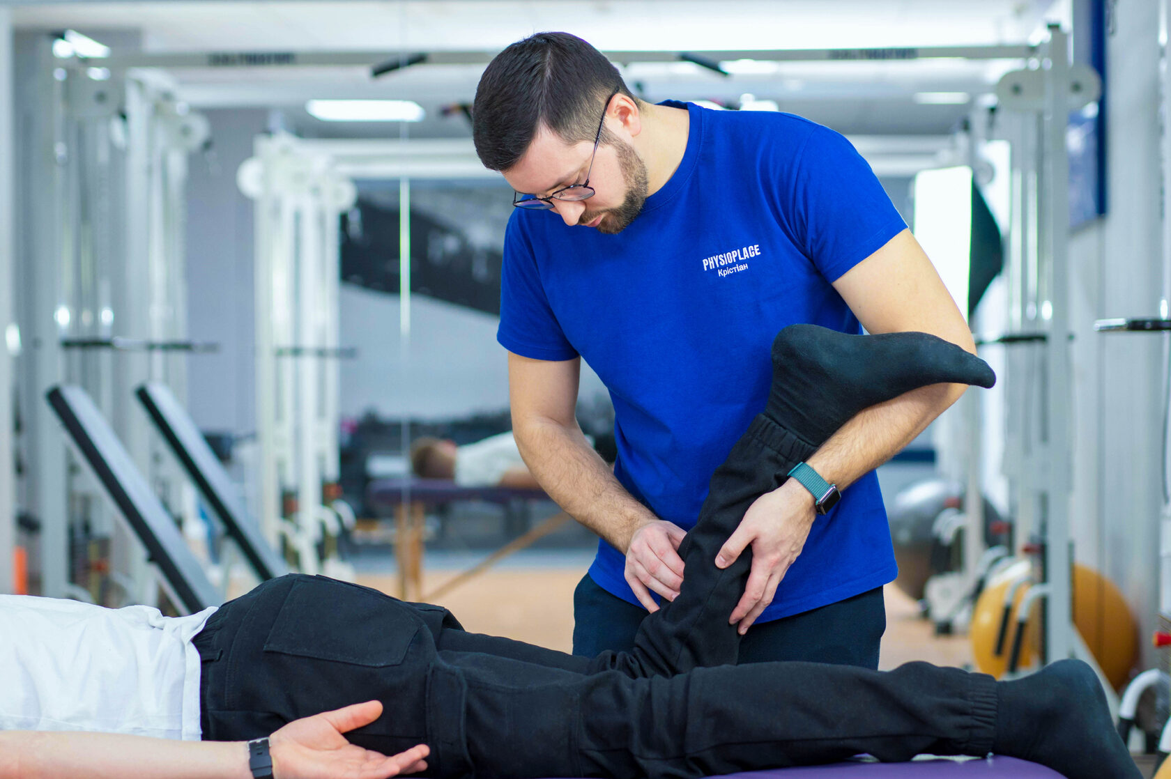 реабілітолог проводить діагностику колінного суглоба