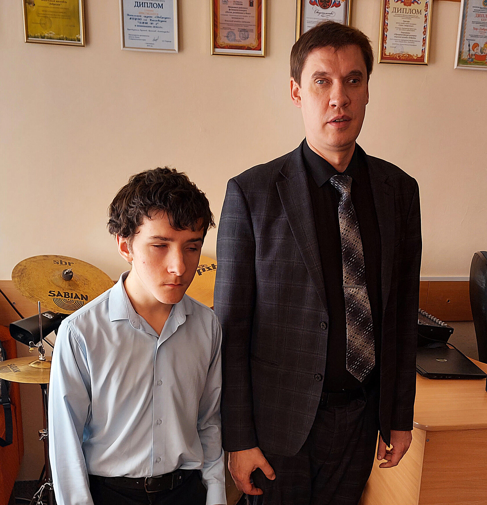 преподаватель музыки Вячеслав Александрович Куликов и Костя Чакалов готовятся к концерту в Москве.