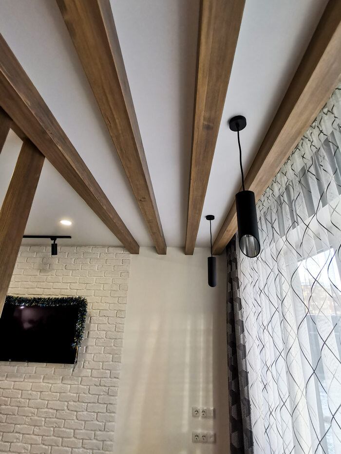 Рейки на стене и потолке в интерьере