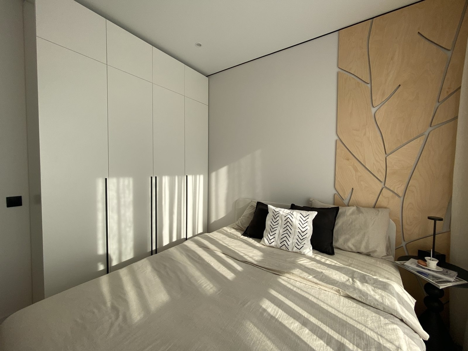 alt: Ремонт и отделка гостиной с декоративной покраской стен title: Современный косметический ремонт квартиры в Санкт-Петербурге ремонт спальни