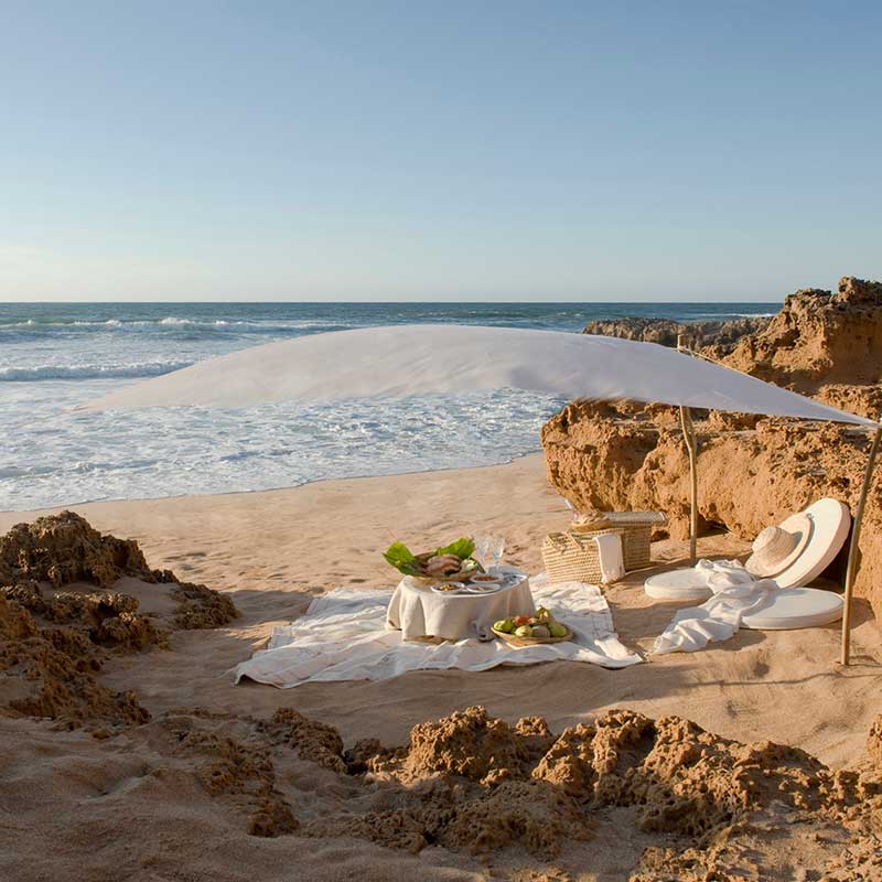 На фото: барбекю и устрицы на пляже в Марокко