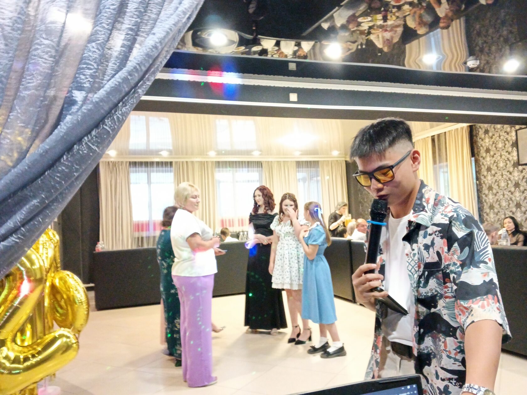 Ведущий мероприятия с микрофоном