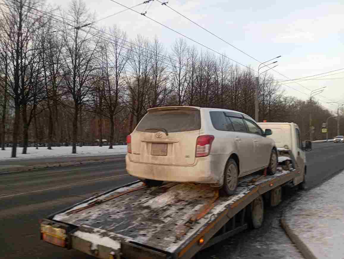 Эвакуация автомобиля Toyota Corolla с Набережной реки Волковки в Фрунзенском районе Санкт-Петербурга