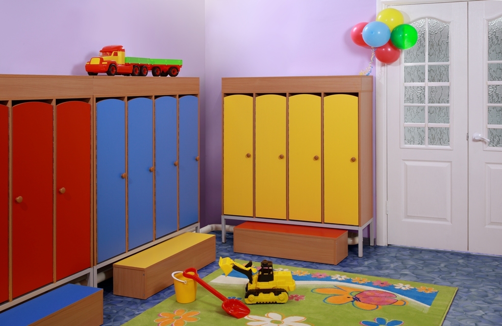 Сайт детской мебели для детских садов. Шкафчики для детского сада. Шкафчики в садике. Мебель длядетсого сада. Детский шкафчик в садике.