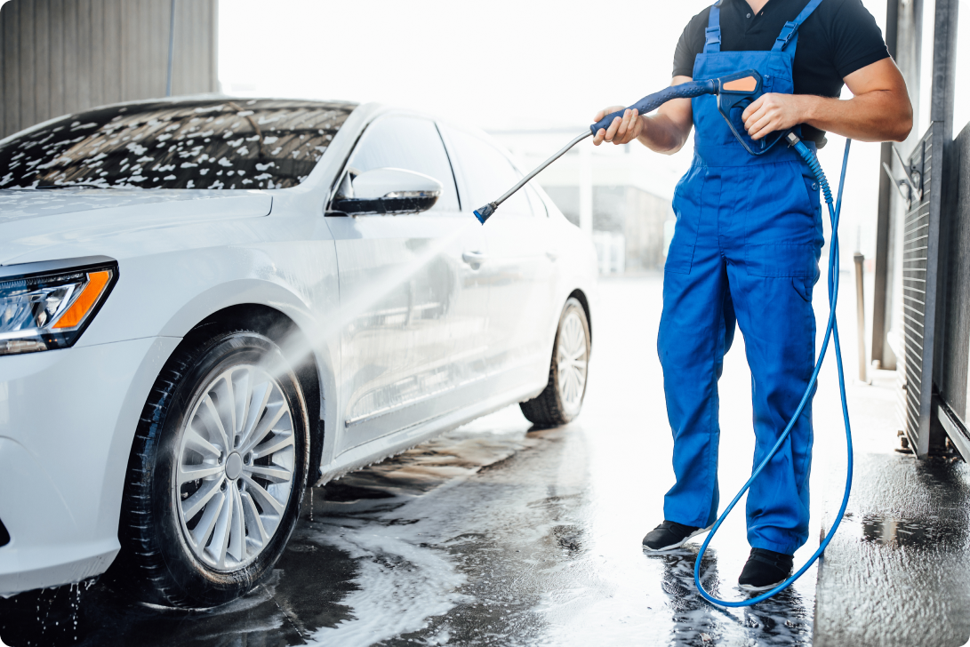 Фото мойки автомобиля. Форма для автомойка. В синем форме моют машины. Car Wash attendant. Автомойщик PNG.