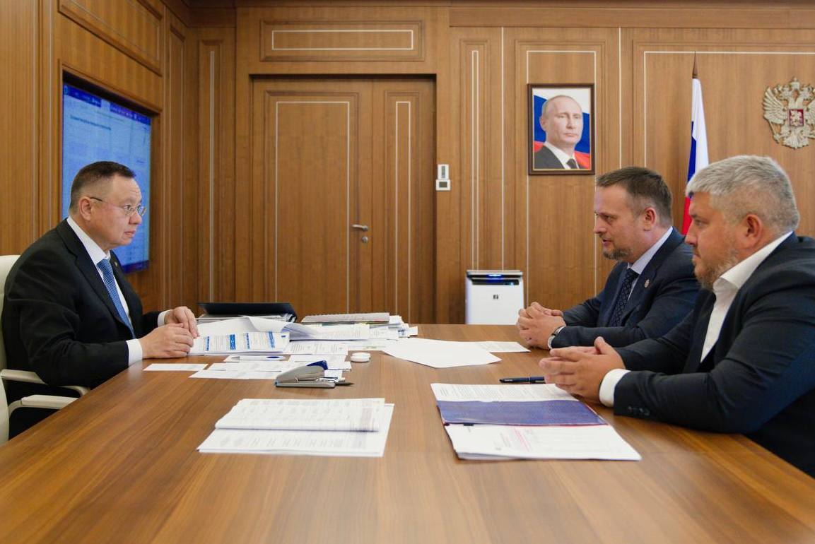 Глава Минстроя России Ирек Файзуллин на рабочей встрече с Губернатором Новгородской области Андреем Никитиным