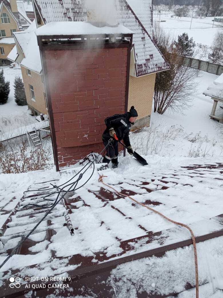 Очистка кровли от снега и наледи