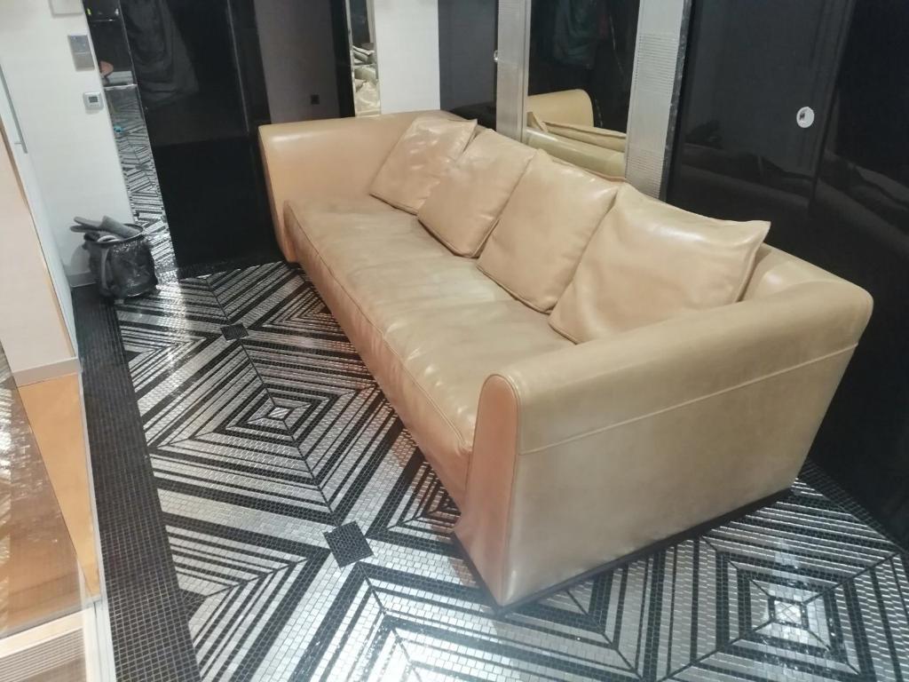 Покраска кожаного дивана на дому