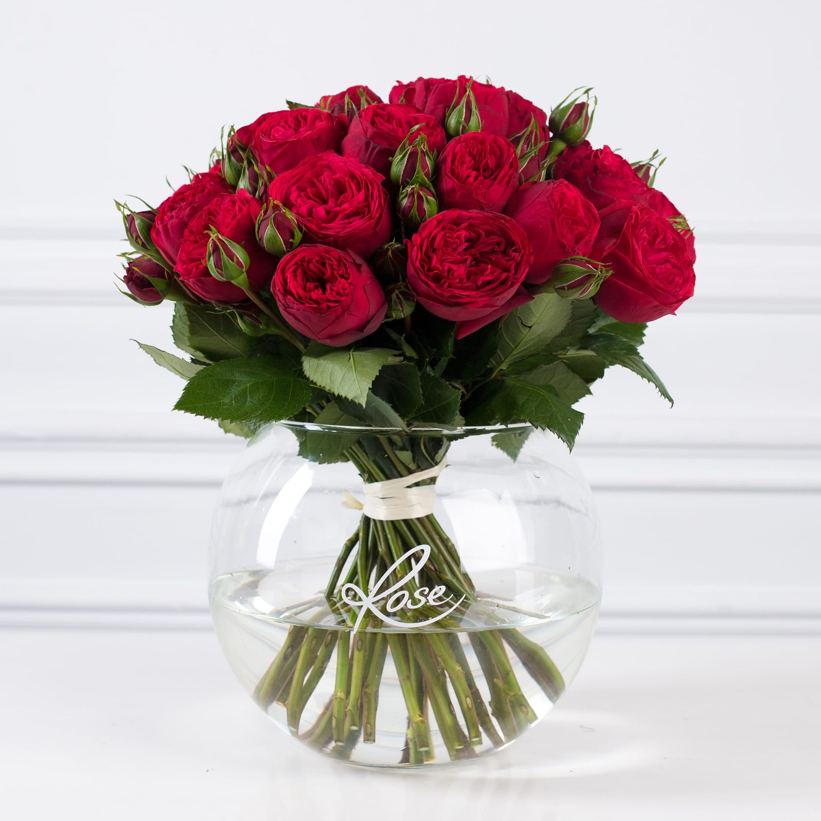 Букет красных роз в вазе