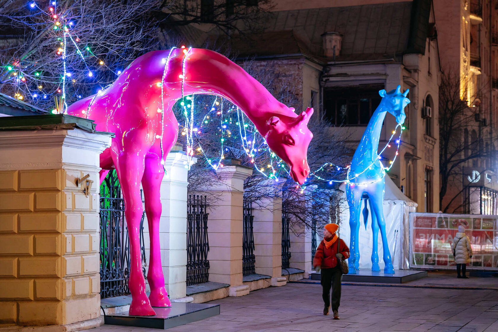 Яркие жирафы — праздничное украшение Филатовской больницы, 2025 год