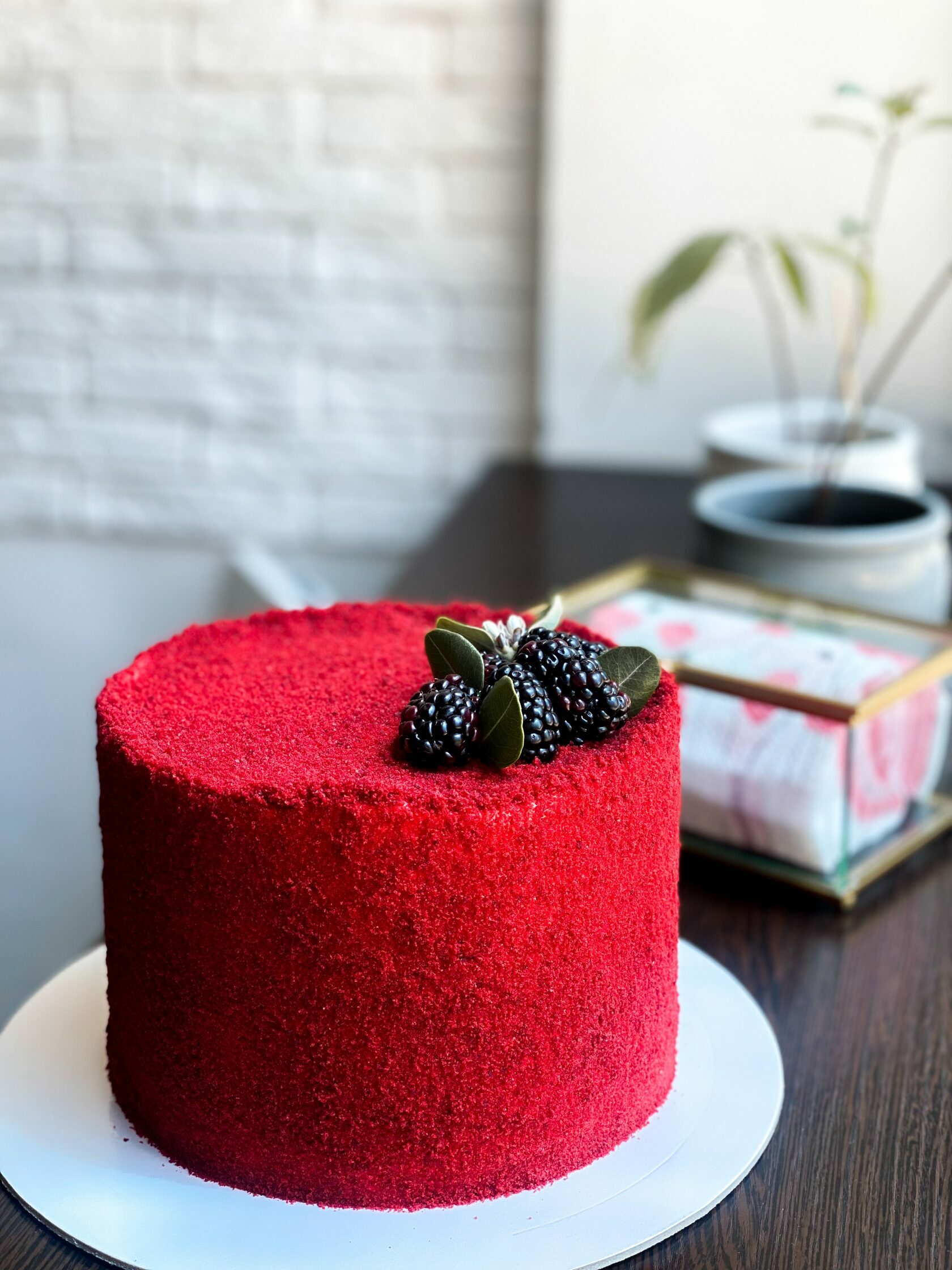 Приготовить торт красный бархат в домашних. Красный бархат с малиновым конфи. Торт красный бархат домашний. Красивый бархат торт. Торт красный велюр.