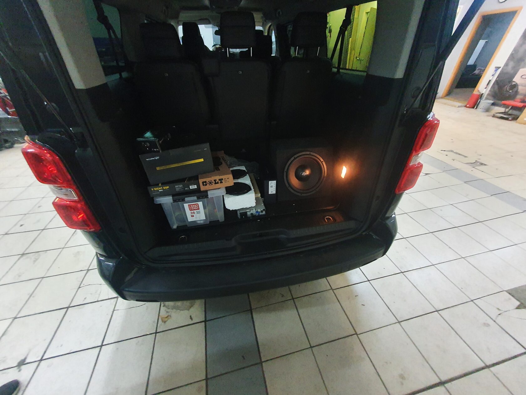 установка сабвуфера Citroen SpaceTourer