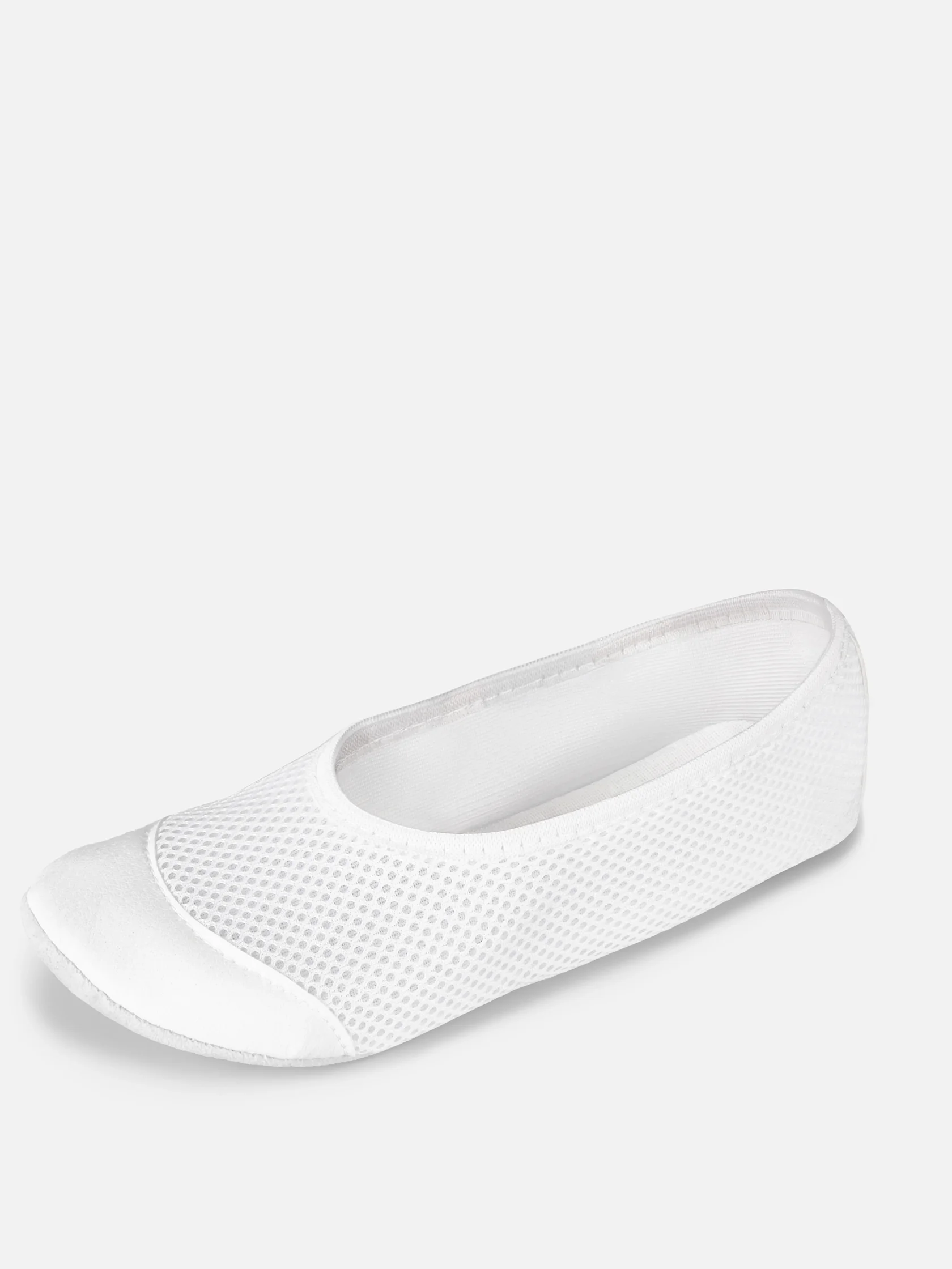 Обувь на белом фоне