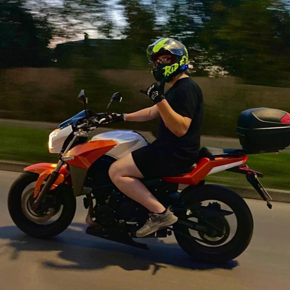 Отработка езды на мотоцикле на закрытом автодроме автошколы