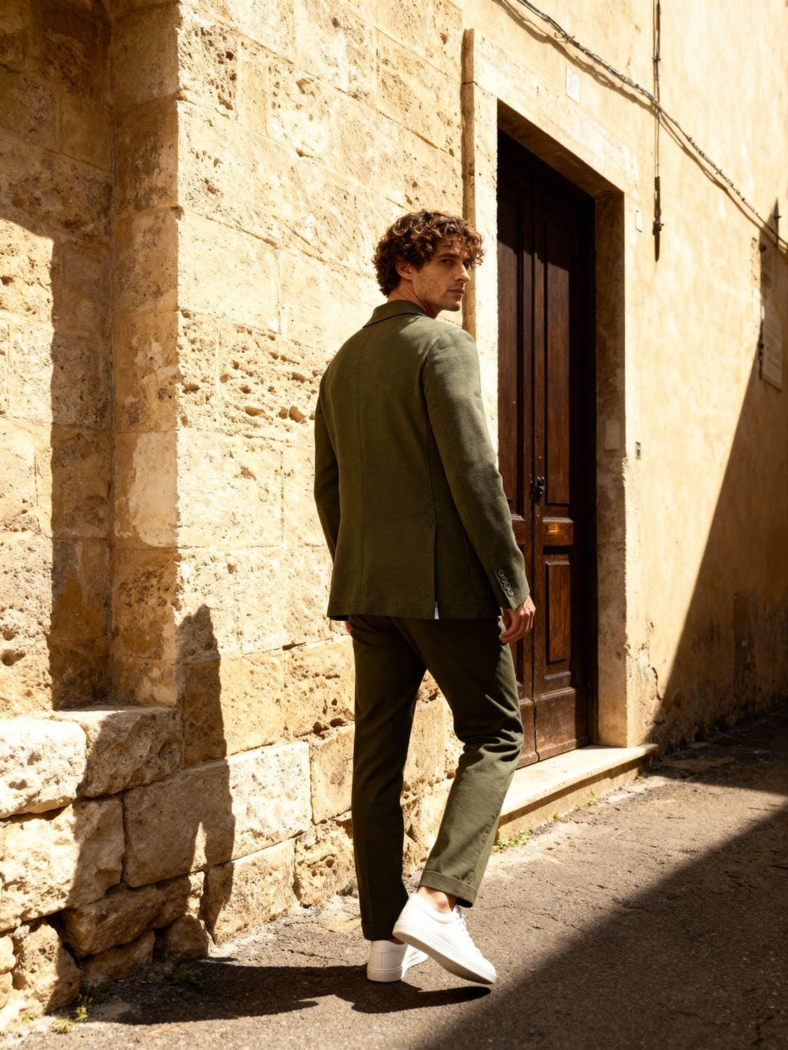 мужчина на фоне здания на солнце генерация фото